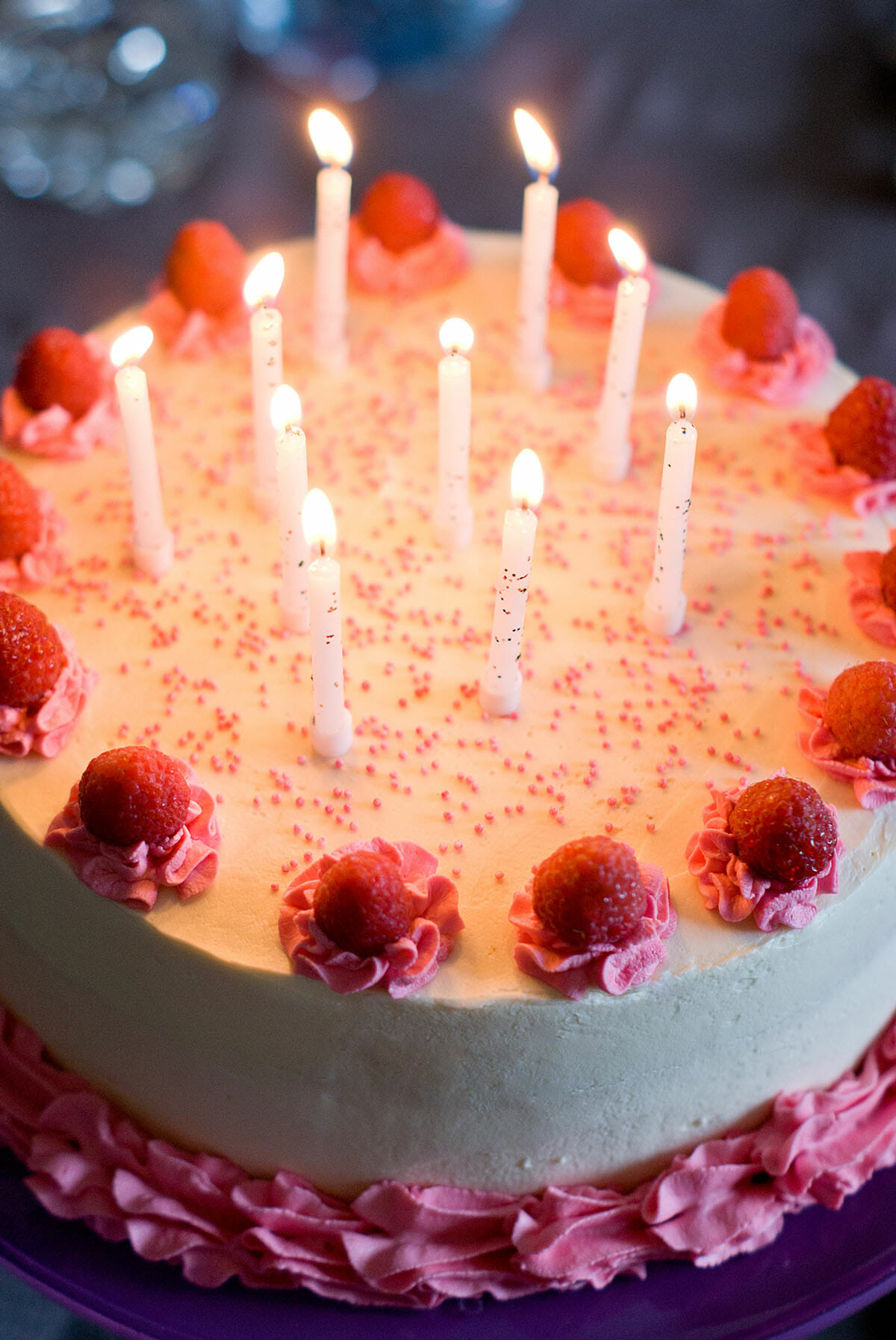 gateau-damier-rose-jaune-anniversaire-lilie-bakery Gâteau anniversaire glaçage fille bougies - Lilie Bakery
