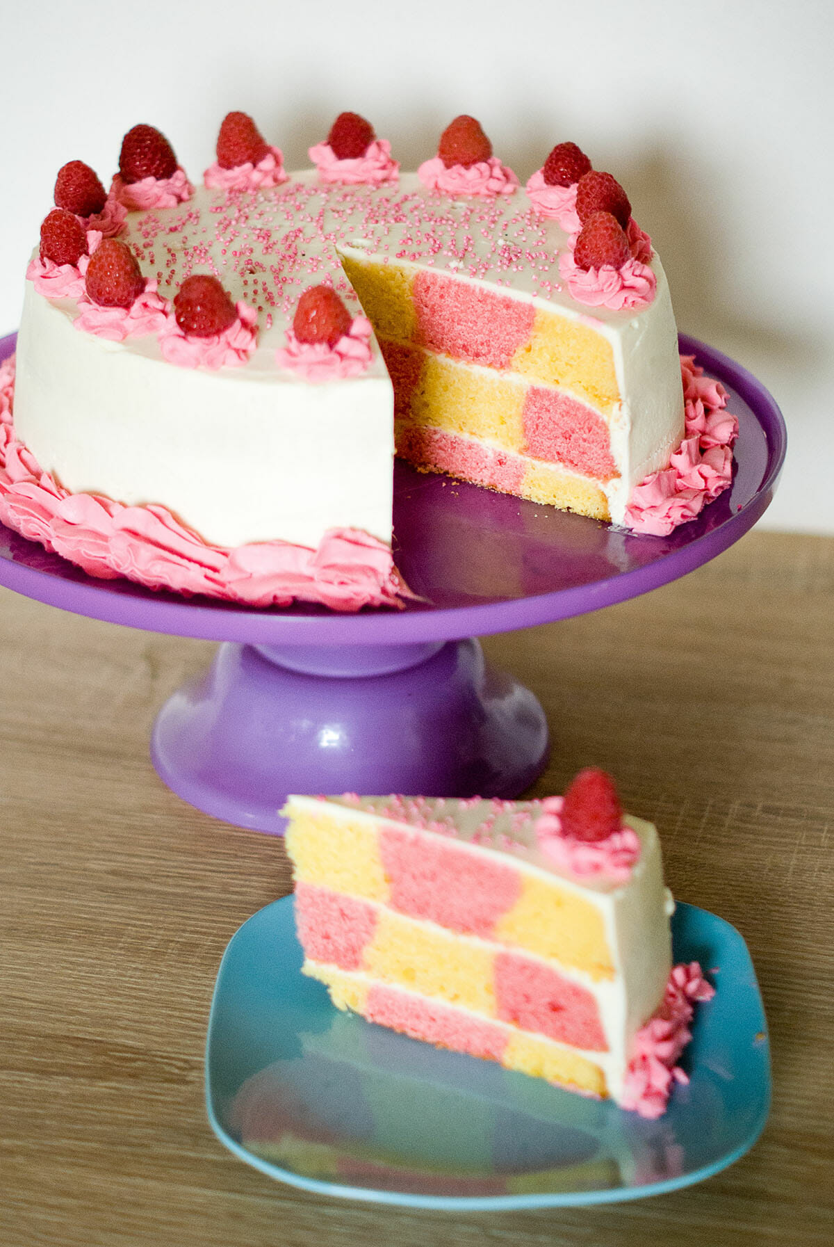 gateau-damier-rose-jaune-anniversaire-lilie-bakery_ Gâteau damier framboise citron - Lilie Bakery