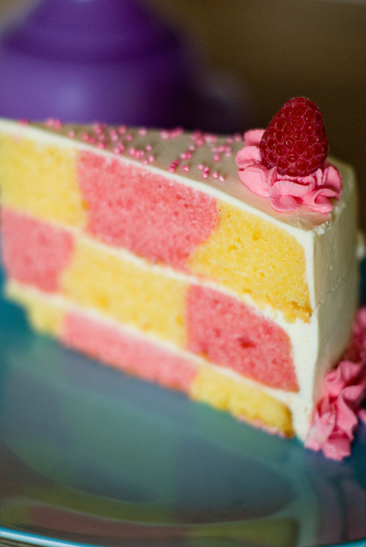 gateau-damier-rose-jaune-anniversaire-lilie-bakery_ Gâteau damier framboise citron part coupée - Lilie Bakery