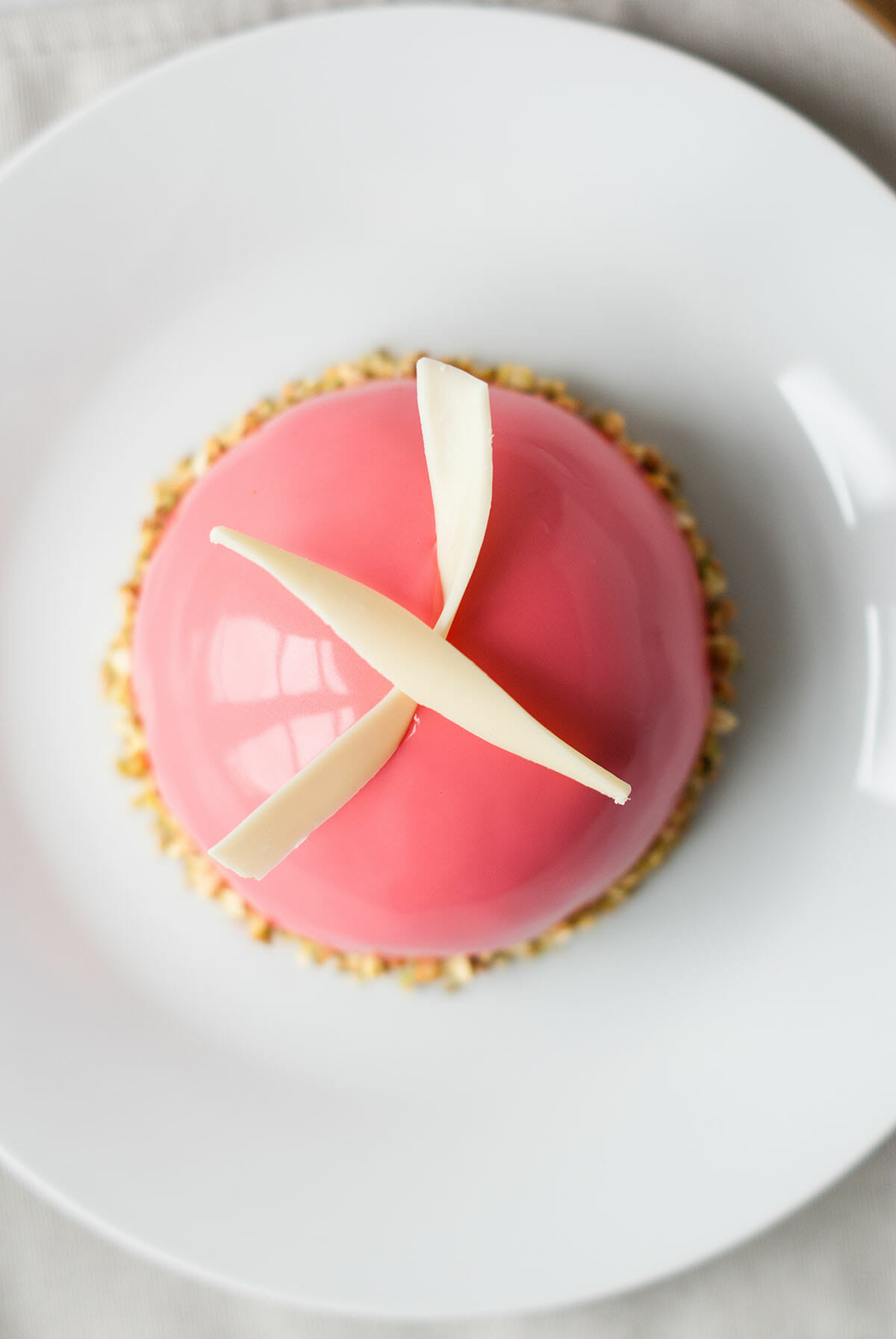 Dôme Entremets Framboise Pistache | Lilie Bakery