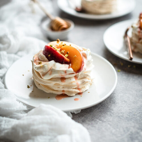 Pavlova pêches roties au miel et pistaches - Lilie Bakery