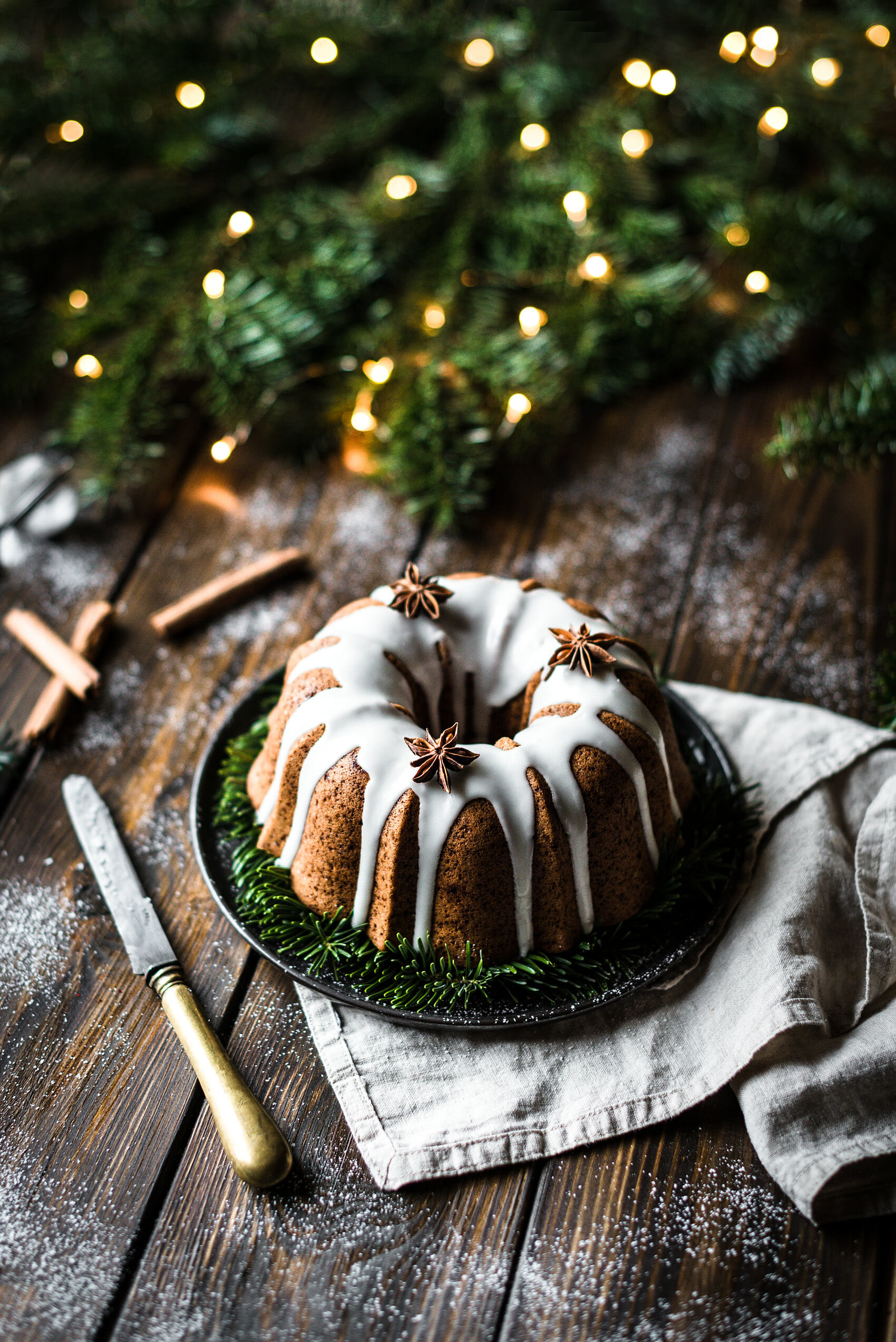 Honey glaze gingerbread bundt cake - Lilie Bakery
