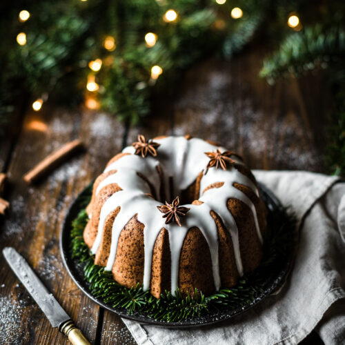 Honey glaze gingerbread bundt cake - Lilie Bakery