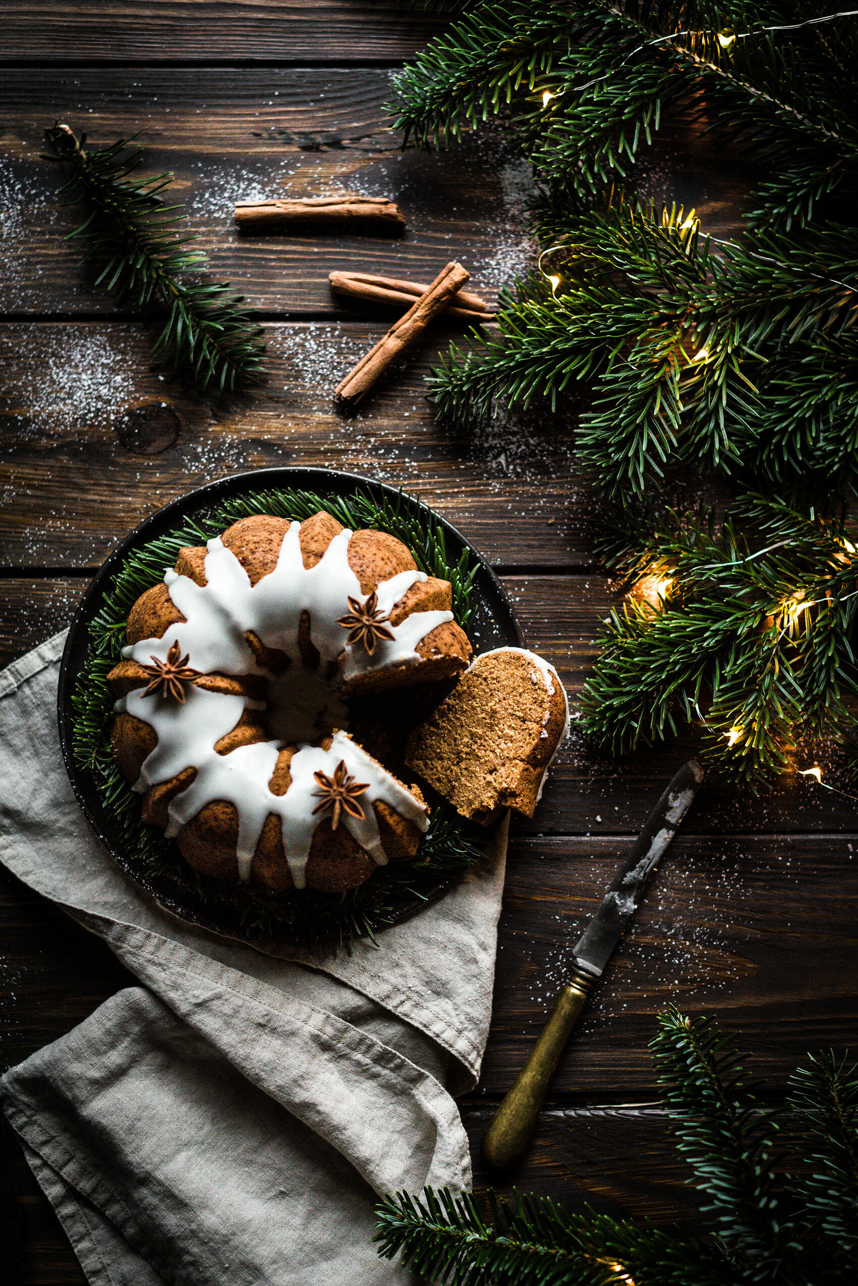 Honey glaze gingerbread bundt cake - Lilie Bakery