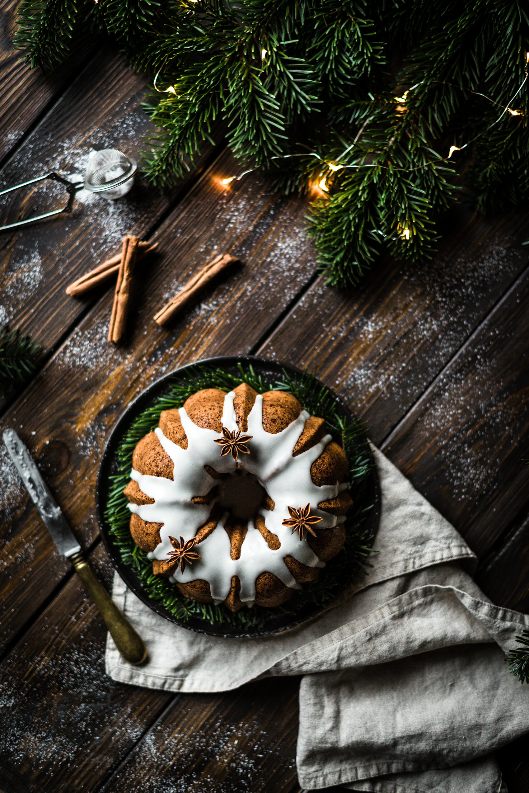Honey glaze gingerbread bundt cake - Lilie Bakery