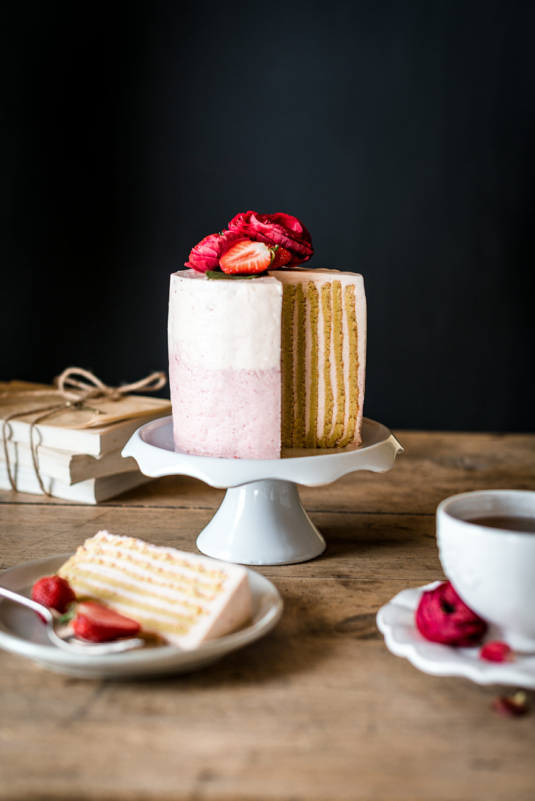 Layer cake vertical fraise-amande - Lilie Bakery