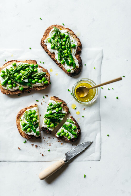 Tartines asperges vertes, petits pois, ricotta - Lilie Bakery
