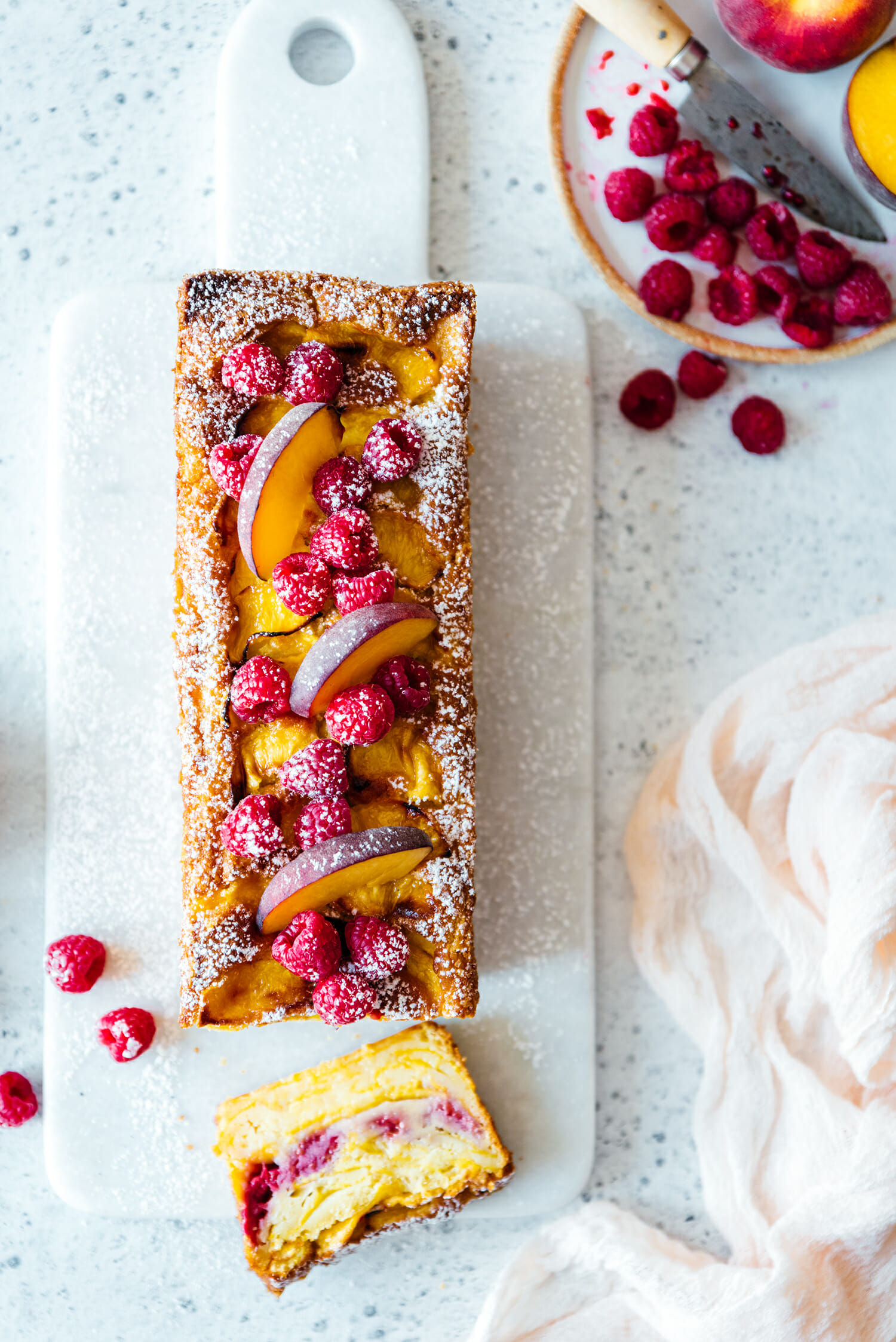 Cake fondant pêches framboise fève tonka - Lilie Bakery