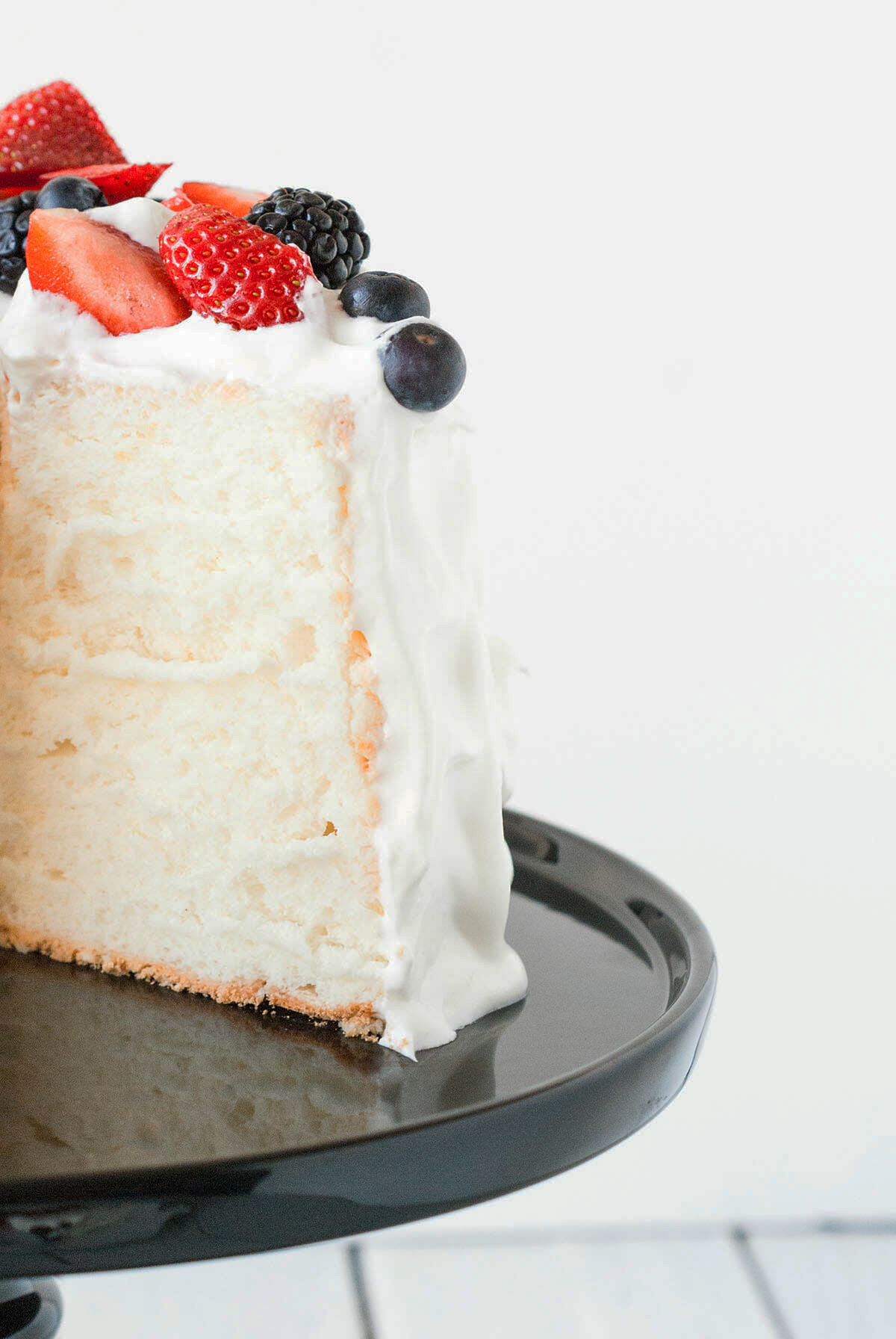 Gâteau des anges angel food cake découpé - Lilie Bakery