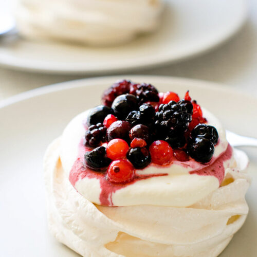 Pavlova individuelle aux fruits rouges - Lilie Bakery