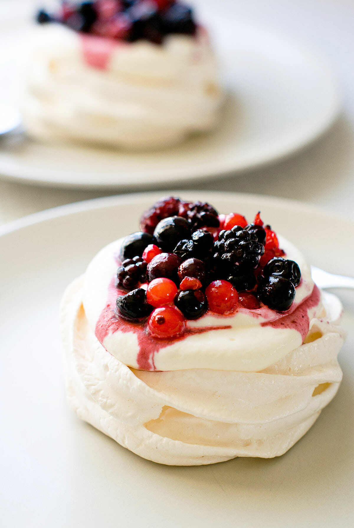 Pavlova individuelle aux fruits rouges - Lilie Bakery