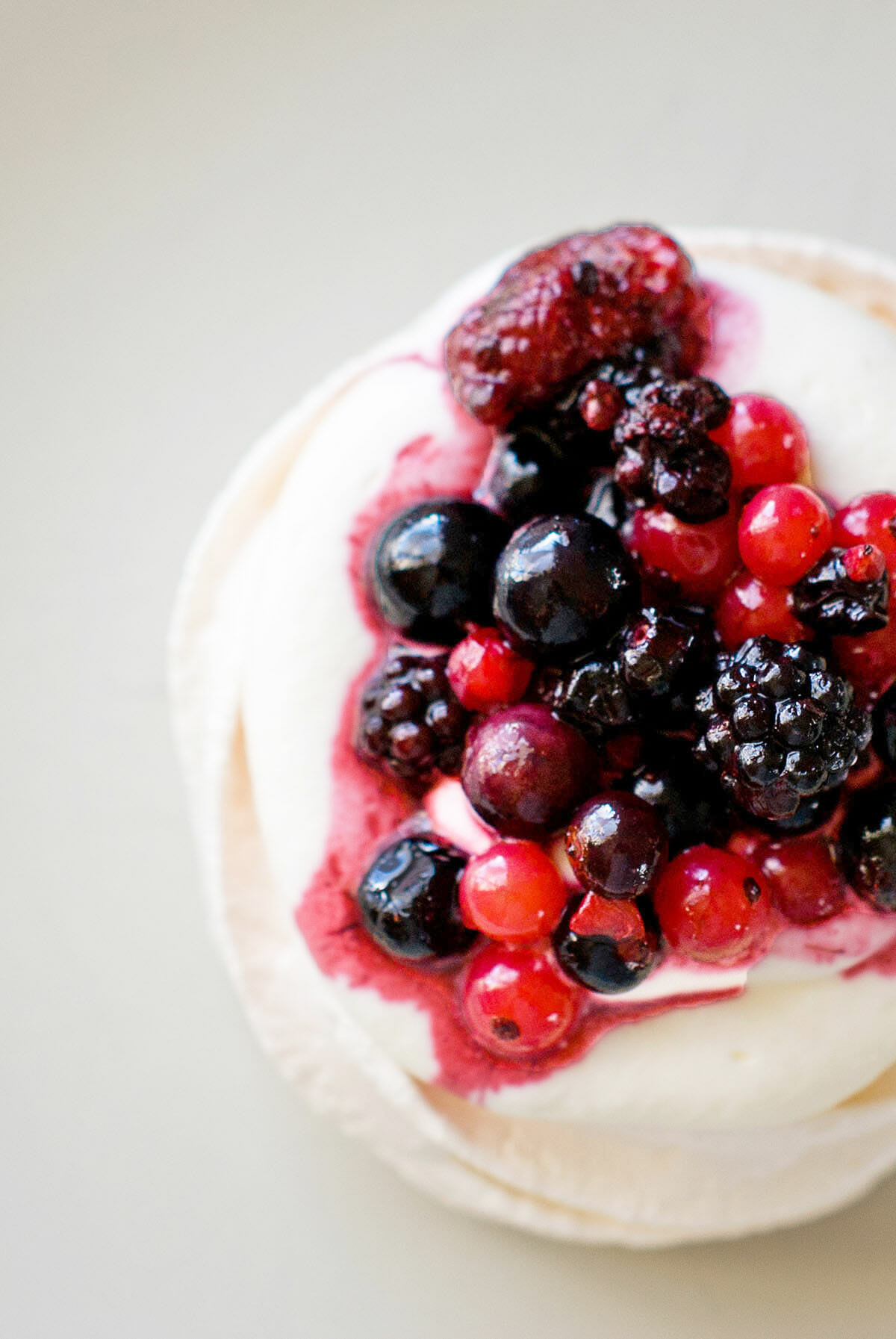 Pavlova individuelle aux fruits rouges - Lilie Bakery