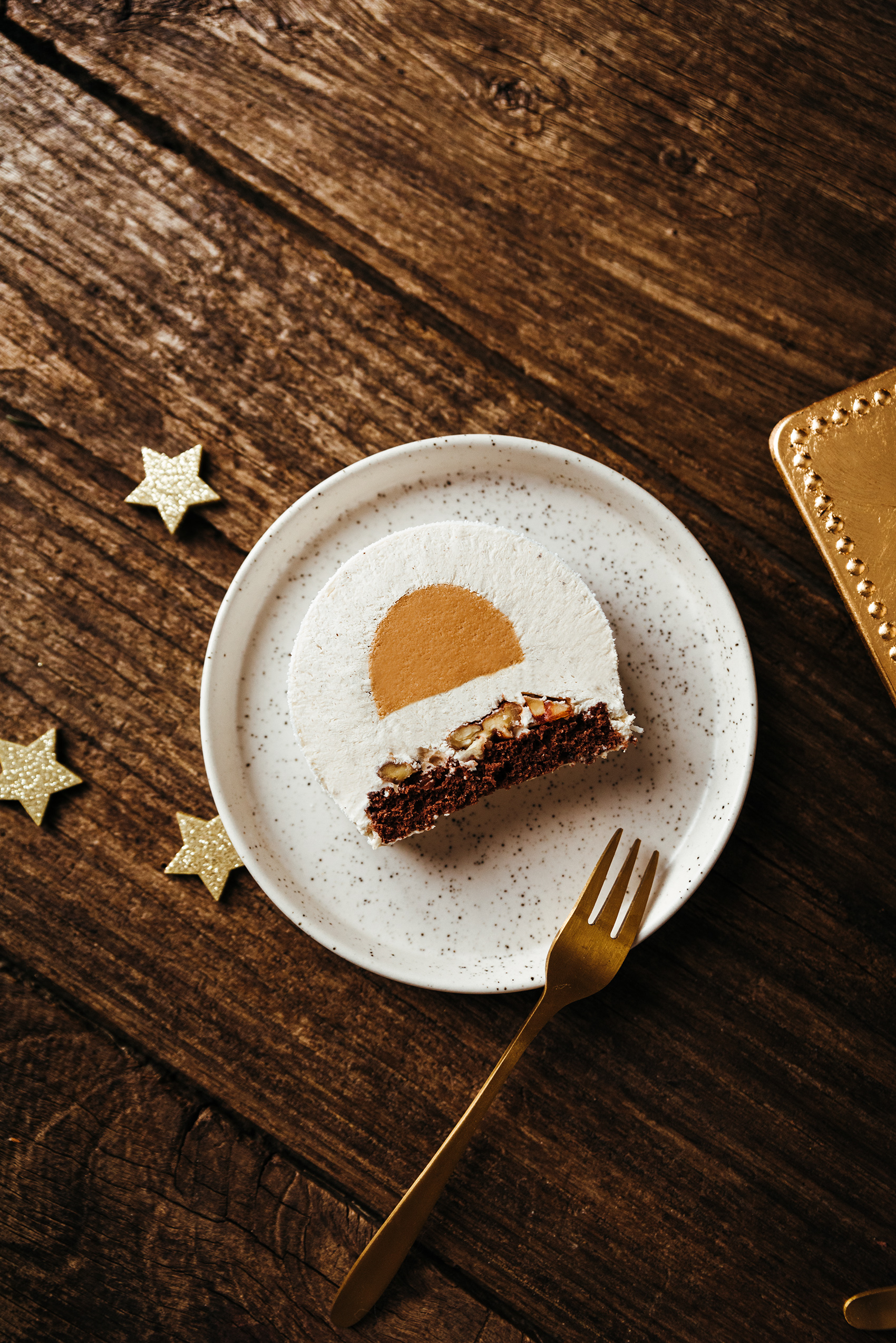 Bûche noël mousse vanille chocolat blanc caramel part coupée - Lilie Bakery