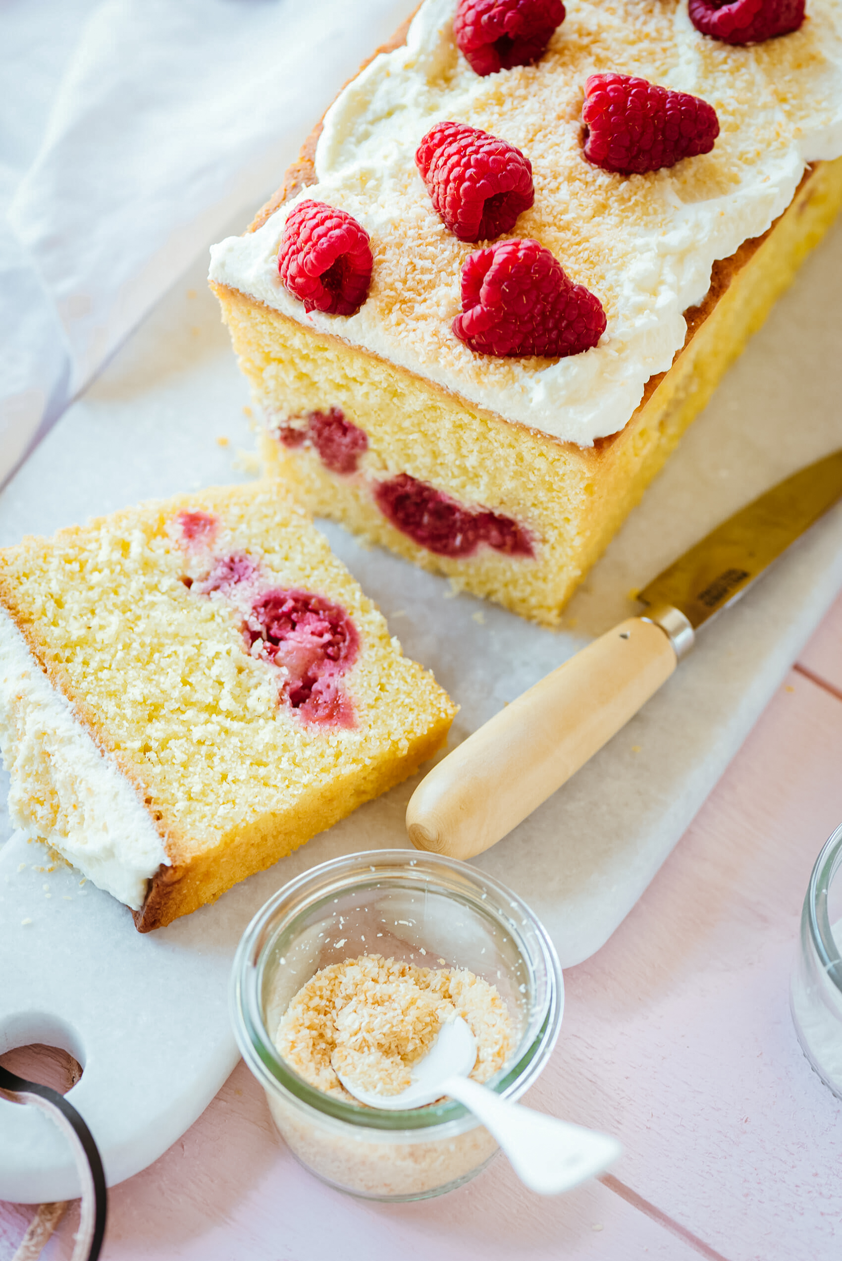 Cake citron framboise chantilly part coupée - Lilie Bakery