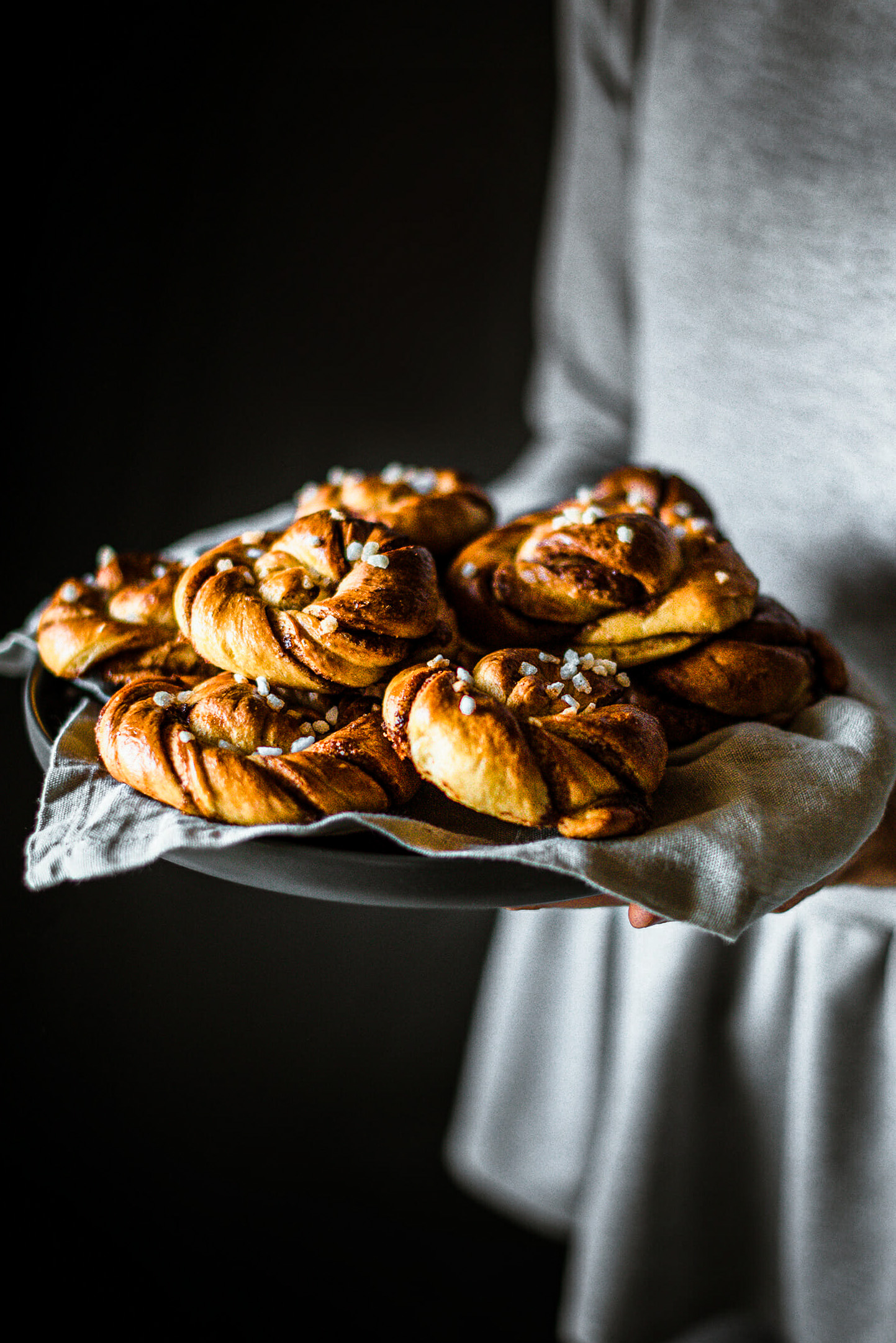 Kanelbullar brioches suédoises cannelle assiette - Lilie Bakery