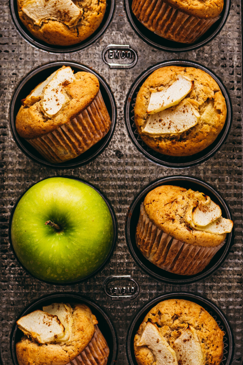 Apple muffins maple syrup cinnamon - Lilie Bakery