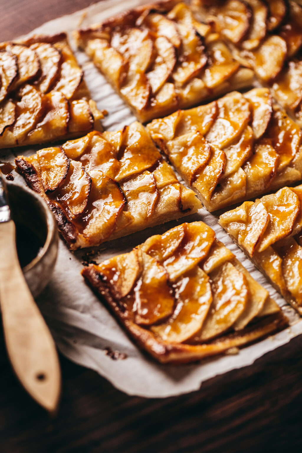 Tarte fine aux pommes caramélisées - Lilie Bakery
