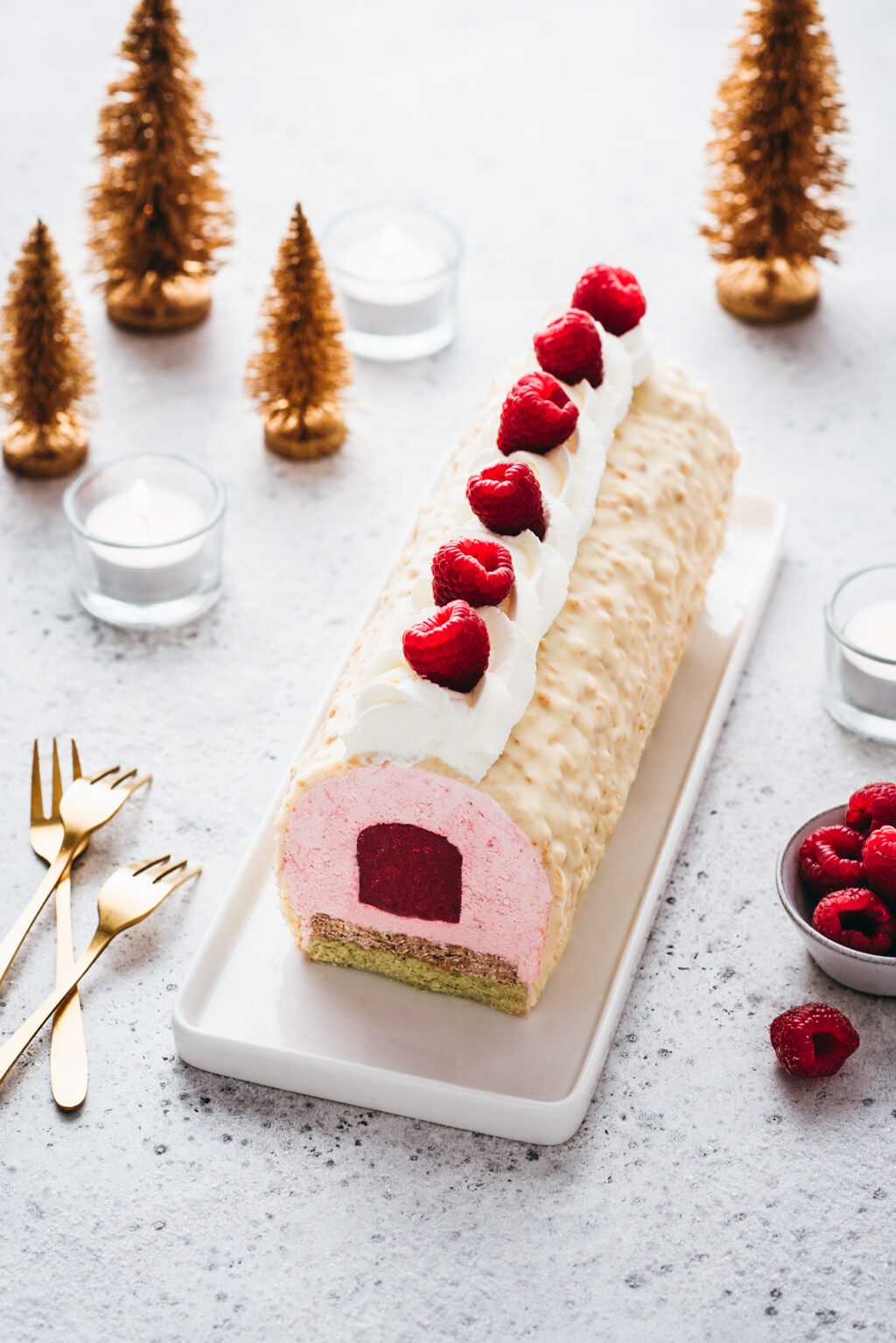 Pistachio white chocolate raspberry log - Lilie Bakery
