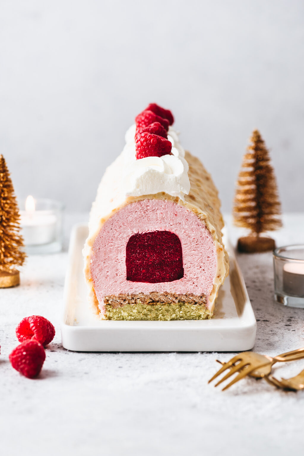 Raspberry log with raspberry insert - Lilie Bakery