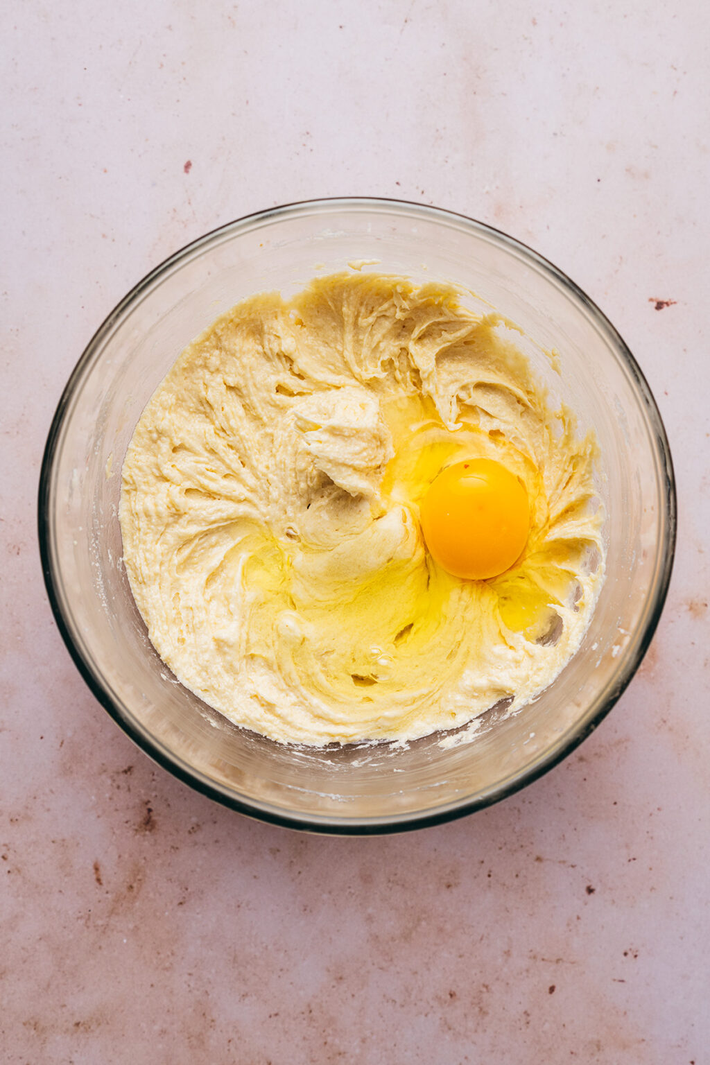 Ajout oeufs pâte - Lilie Bakery